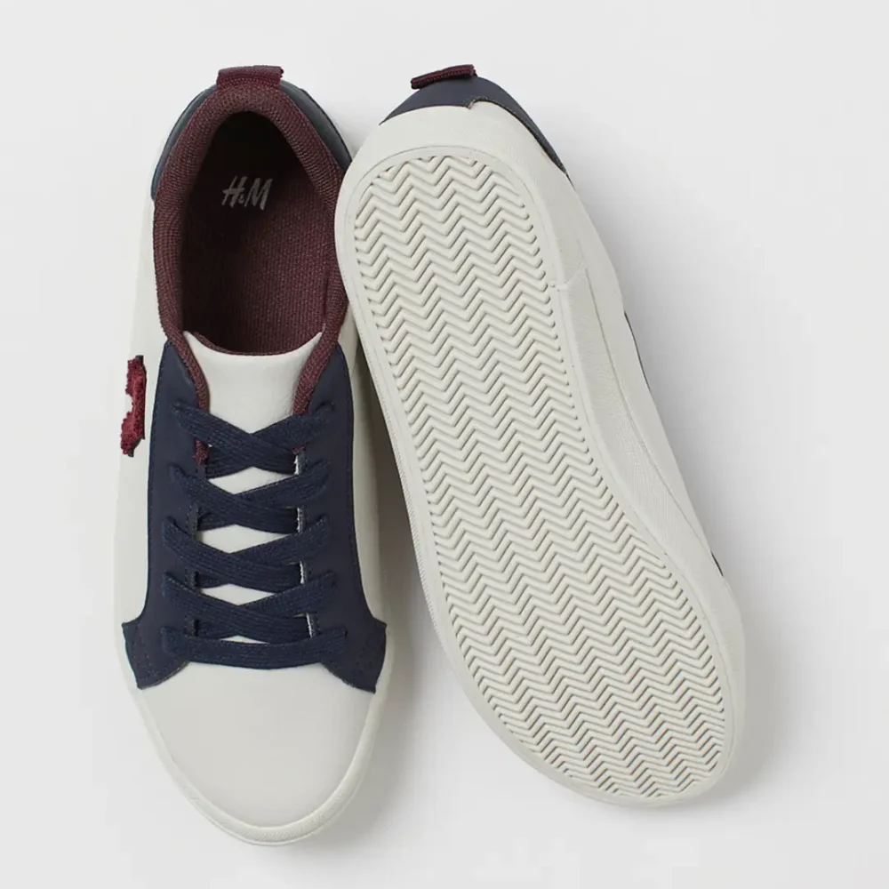 H&M Boys White and Navy Letter Sneakers Size 28 | City Nest Kids